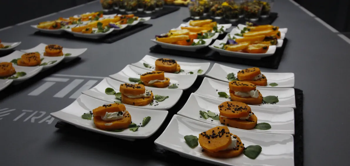Angerichtetes Fingerfood auf dem TILTA-Tisch: Catering für die Feier bei TILTA